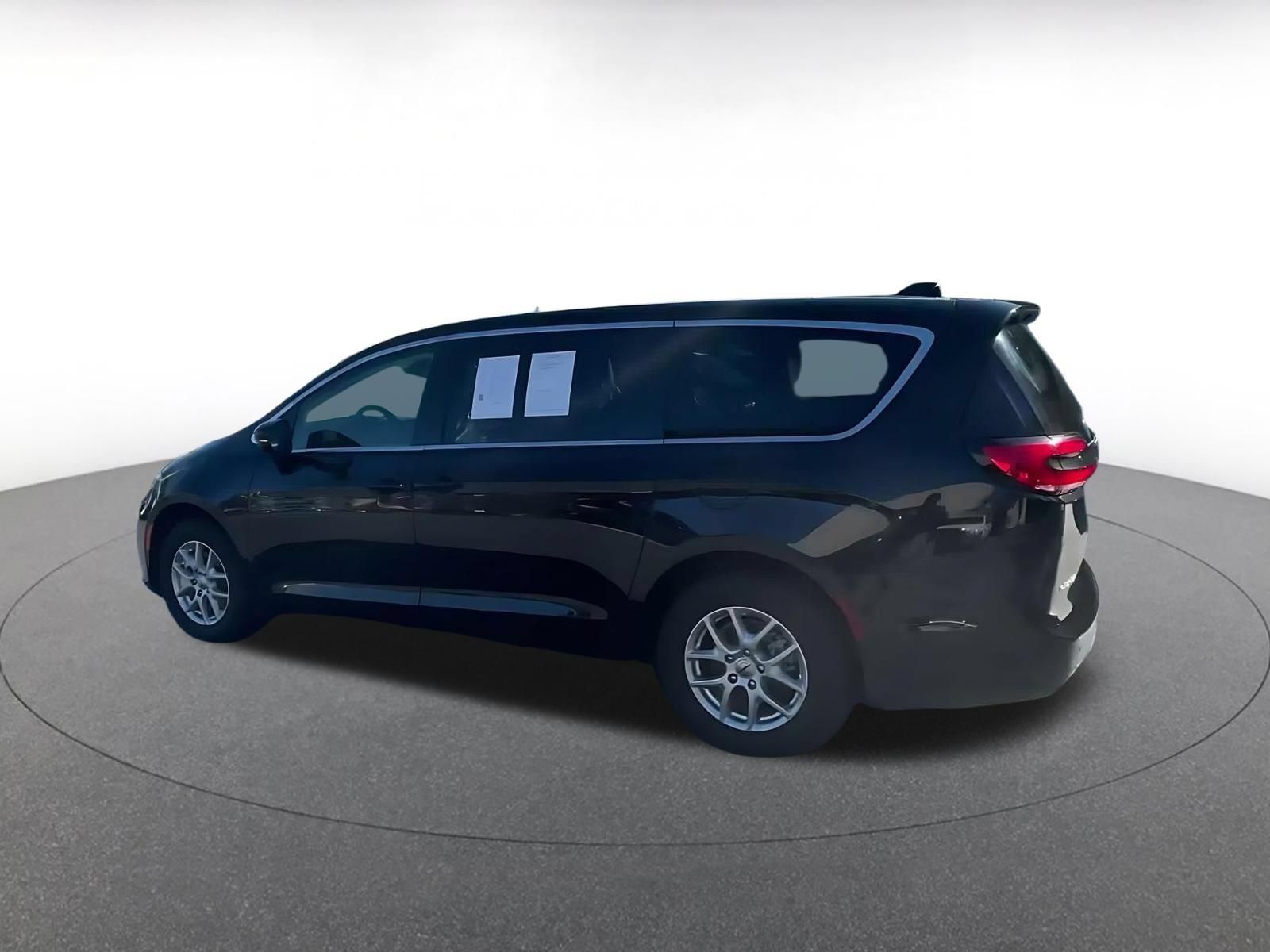Used 2024 Chrysler Pacifica Touring-L FWD image 8