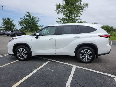 Used 2023 Toyota Highlander XLE FWD image 16