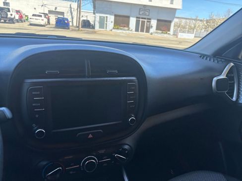 Used 2025 Kia Soul LX w/ LX Technology Package FWD image 30
