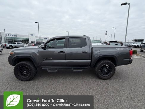 Used 2016 Toyota Tacoma TRD Off-Road image 13