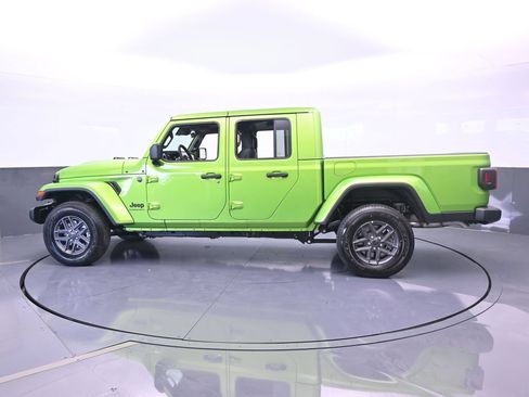 Used 2025 Jeep Gladiator Sport AWD/4WD image 3