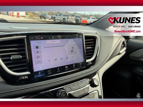 Used 2023 Chrysler Pacifica Touring FWD image 20