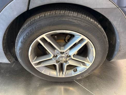 Used 2017 Hyundai Santa Fe FWD image 11