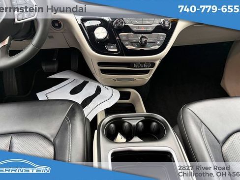Used 2024 Chrysler Pacifica Touring-L FWD image 12