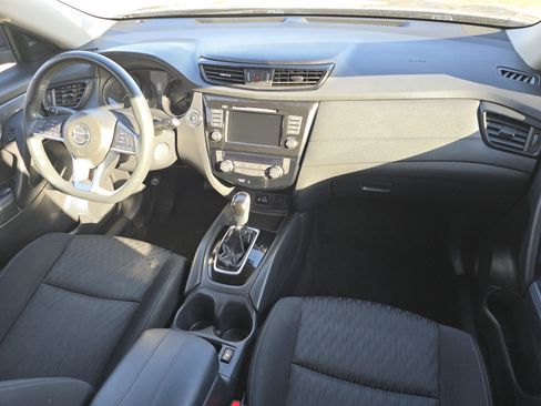 Used 2018 Nissan Rogue SV image 19