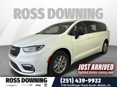 Used 2025 Chrysler Pacifica Select