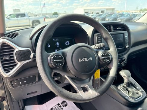Used 2025 Kia Soul LX w/ LX Technology Package FWD image 11
