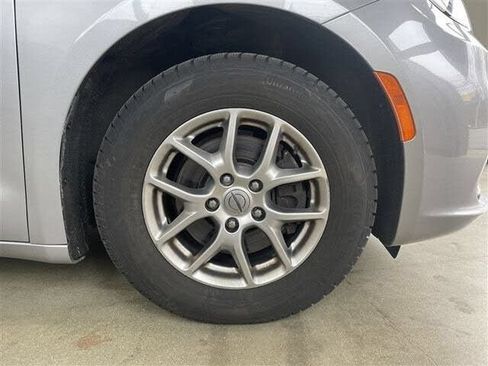 Used 2021 Chrysler Pacifica Touring FWD image 9