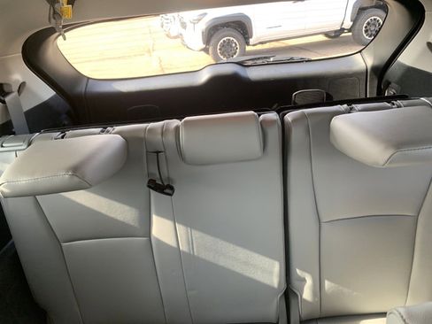 Used 2024 Toyota Highlander Platinum image 27