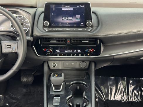 Used 2022 Nissan Rogue SV w/ SV Premium Package image 11