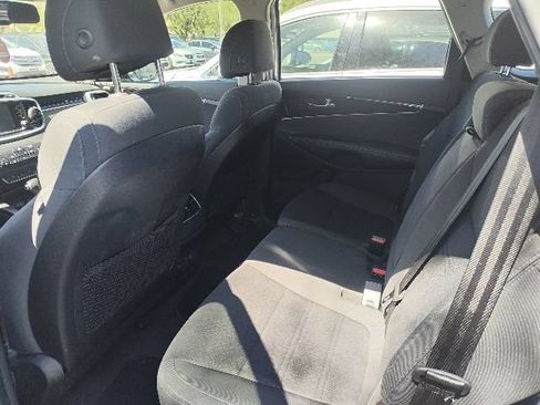 Used 2017 Kia Sorento FWD w/ LX Convenience Package image 4
