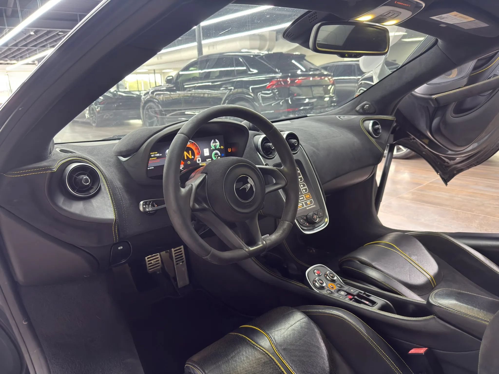Used 2019 McLaren 570S Spider RWD image 19