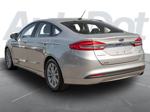 Used 2017 Ford Fusion SE FWD image 2