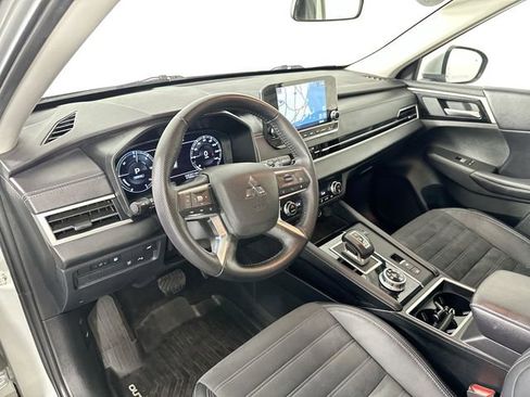 Used 2023 Mitsubishi Outlander SE AWD/4WD image 3