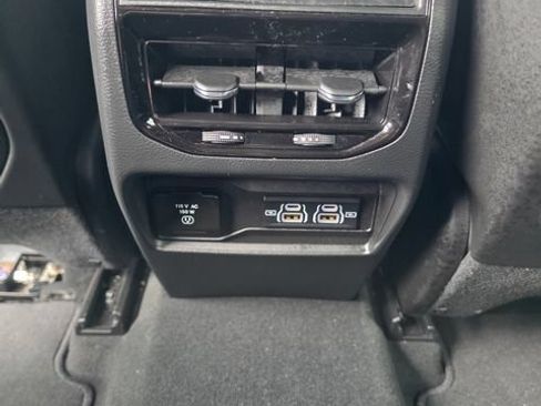 Used 2024 Jeep Grand Cherokee Altitude AWD/4WD image 10