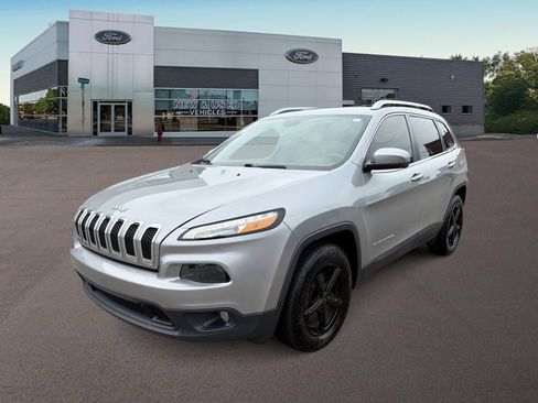 Used 2017 Jeep Cherokee Latitude w/ Safety/Convenience Group AWD/4WD image 4