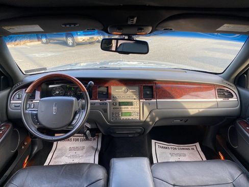Used 2008 Lincoln Town Car Signature Limited image 22
