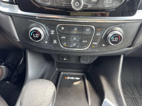 Used 2023 Chevrolet Traverse LT FWD image 18