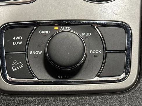 Used 2022 Jeep Grand Cherokee Limited image 24