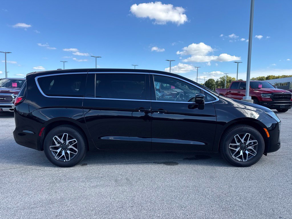 New 2027 Chrysler Pacifica Limited w/ Family Tech Group AWD/4WD image 21