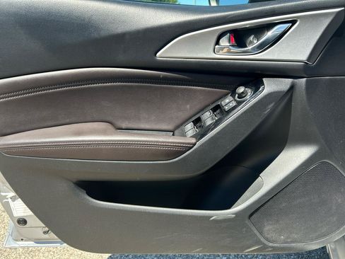 Used 2018 MAZDA MAZDA3 Touring FWD image 8