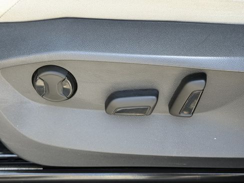Used 2023 Volkswagen Tiguan SE w/ Panoramic Sunroof Package FWD image 14