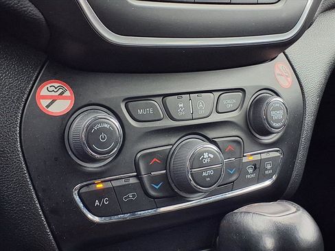 Certified 2023 Jeep Cherokee Altitude Lux image 13