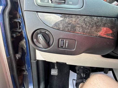 Used 2011 Dodge Grand Caravan SXT FWD image 24