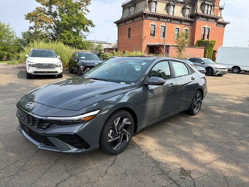 New 2026 Hyundai Elantra Limited FWD image 3