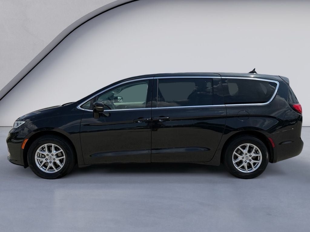 Used 2024 Chrysler Pacifica Touring-L FWD image 2
