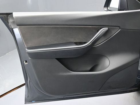 Used 2021 Tesla Model Y Long Range image 41