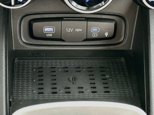 Used 2024 Hyundai Venue Limited FWD image 19