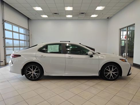 Used 2024 Toyota Camry SE FWD image 2