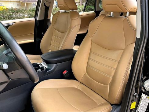 Used 2021 Toyota RAV4 XLE Premium image 18