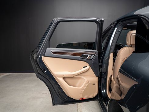 Certified 2025 Porsche Macan AWD/4WD image 37