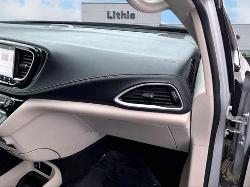 Used 2024 Chrysler Pacifica Select image 24