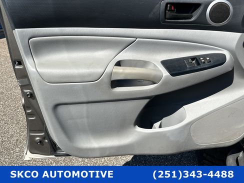 Used 2015 Toyota Tacoma 4x4 Access Cab V6 w/ TRD Off-Road Package image 11