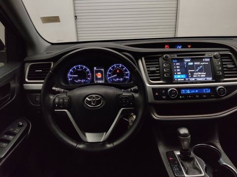 Used 2019 Toyota Highlander Plus FWD image 22