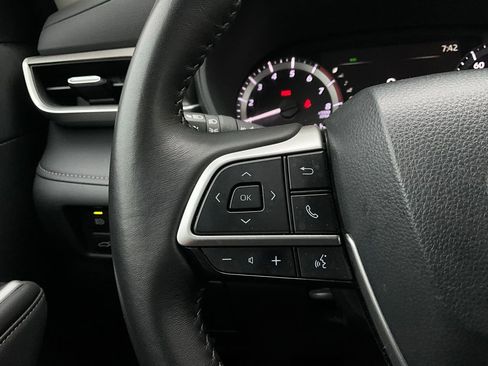 Used 2025 Toyota Highlander LE image 34