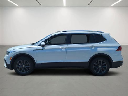 Used 2023 Volkswagen Tiguan SE AWD/4WD image 3