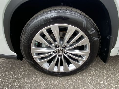 Certified 2025 Toyota Highlander Platinum AWD/4WD image 14