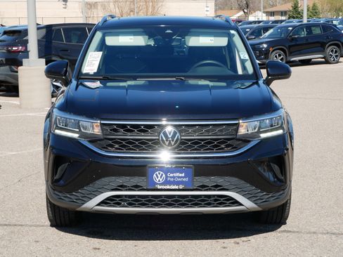 Used 2023 Volkswagen Taos SE w/ Panoramic Sunroof Package image 2