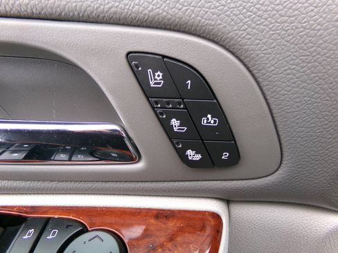 Used 2013 Chevrolet Suburban LTZ image 18