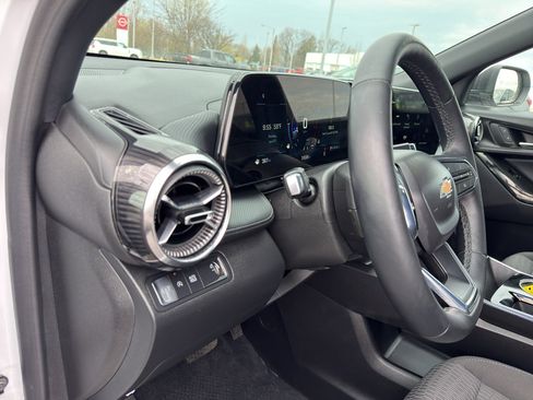 Used 2025 Chevrolet Equinox LT FWD image 13
