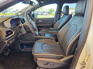 New 2027 Chrysler Pacifica Limited FWD video 4