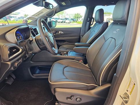 New 2027 Chrysler Pacifica Limited FWD image 4