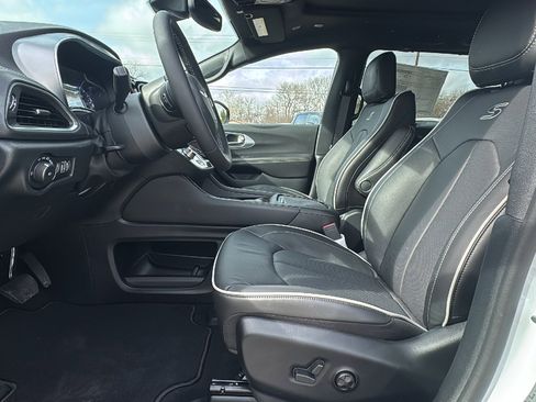New 2026 Chrysler Pacifica Limited image 9