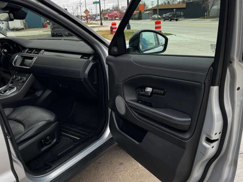 Used 2018 Land Rover Range Rover Evoque image 12