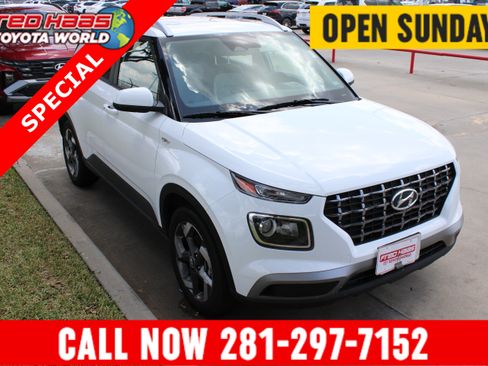 Used 2025 Hyundai Venue SEL FWD image 1
