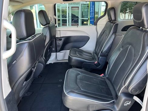 Used 2022 Chrysler Pacifica Limited FWD image 15